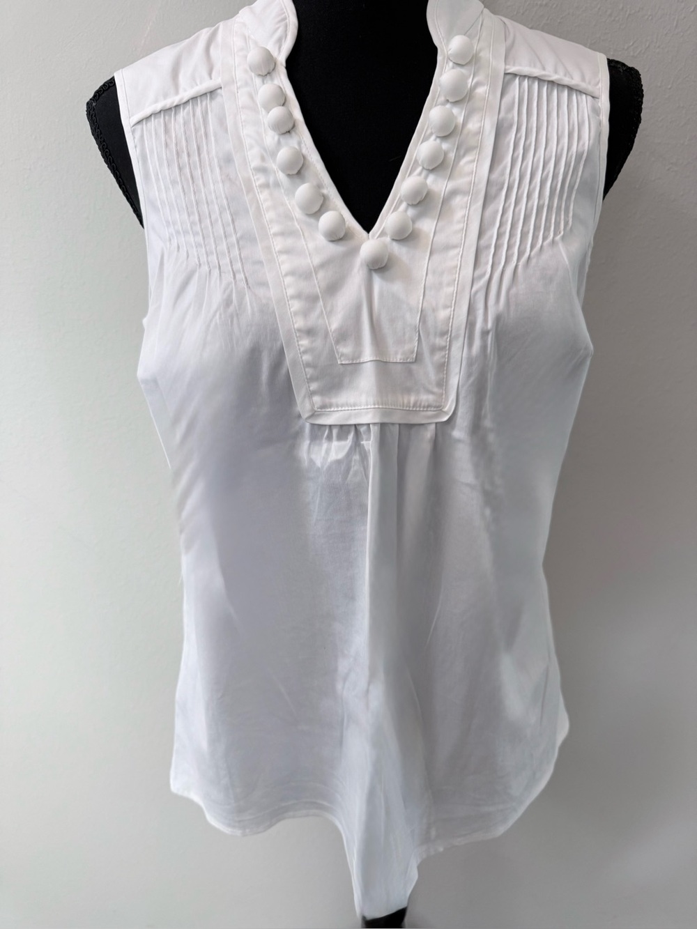 Alfani White Sleeveless Pintuck V-Neck Top with Covered Buttons